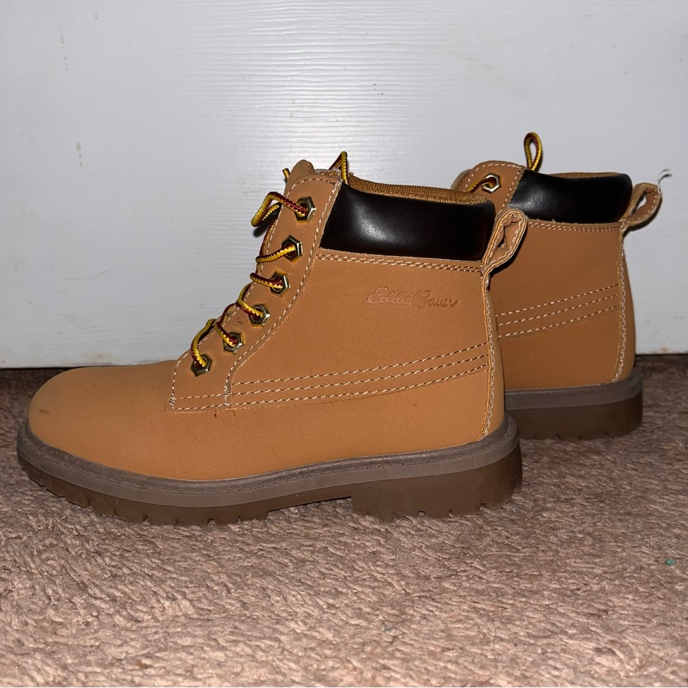 Boys Eddie Bauer Karpie Boots Size 2 in wheat.